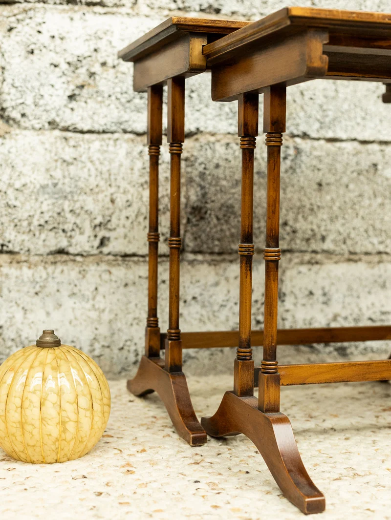 Barbara, la table gigogne aux pieds en bois tourné N°182