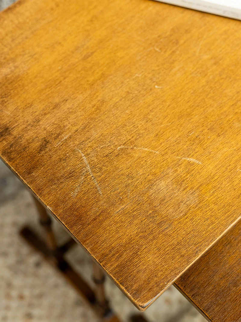 Barbara, la table gigogne aux pieds en bois tourné N°182
