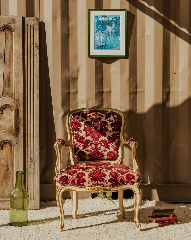 Ernest, le fauteuil en velours rouge N°1515