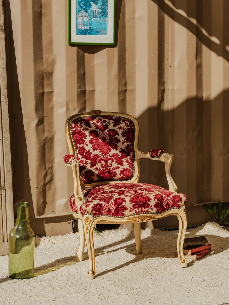 Ernest, le fauteuil en velours rouge N°1515