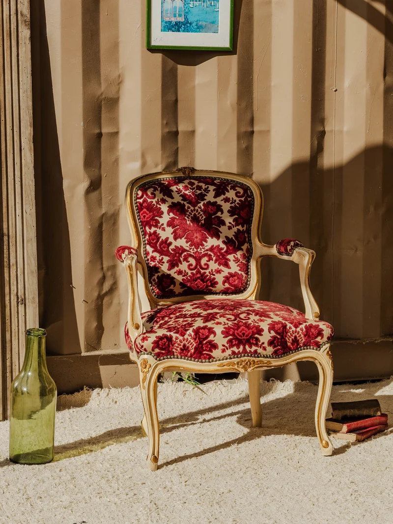 Ernest, le fauteuil en velours rouge N°1515