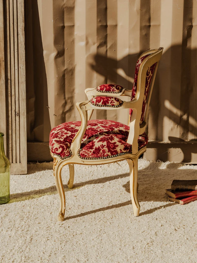 Ernest, le fauteuil en velours rouge N°1515