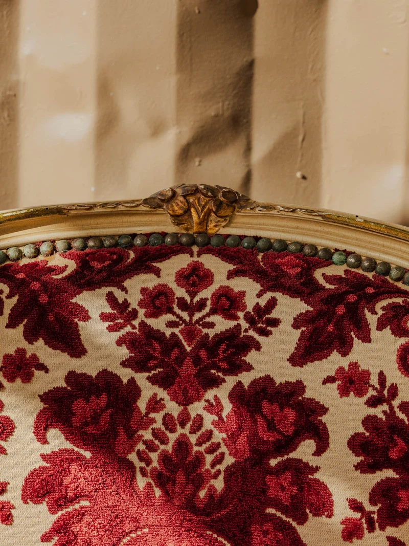 Ernest, le fauteuil en velours rouge N°1515