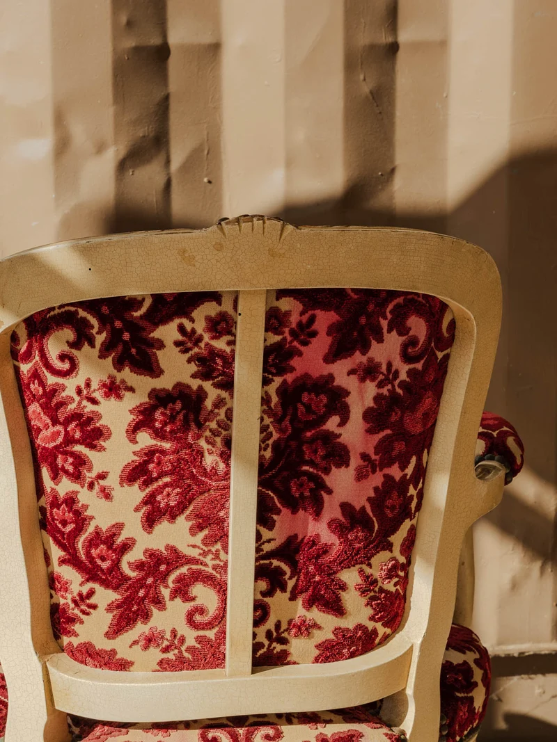 Ernest, le fauteuil en velours rouge N°1515