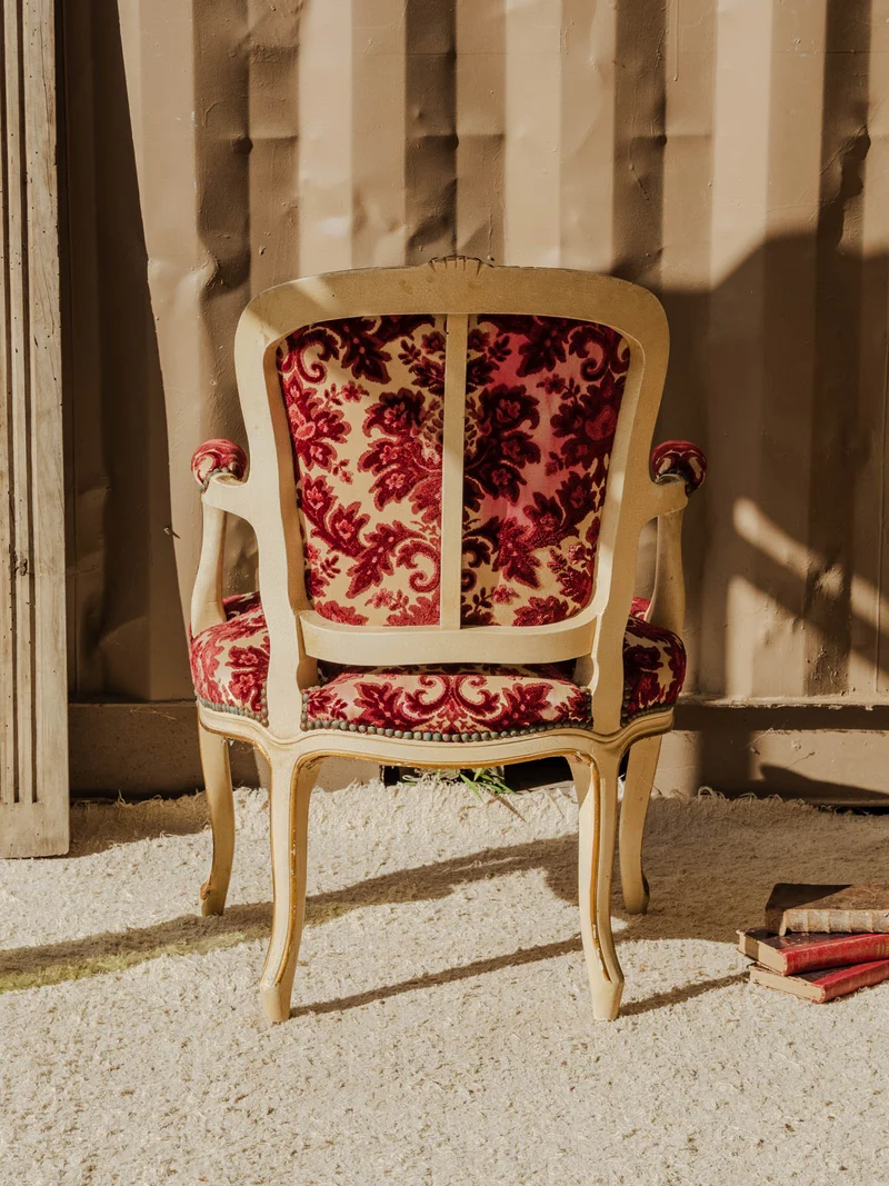 Ernest, le fauteuil en velours rouge N°1515