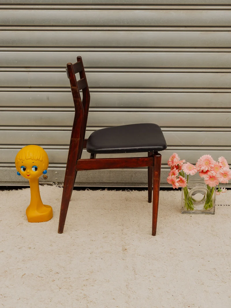 Alma, la chaise en bois et cuir noir N°1807