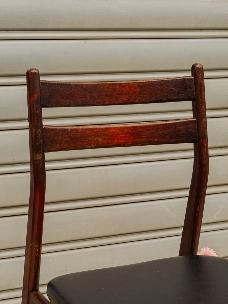Alma, la chaise en bois et cuir noir N°1807
