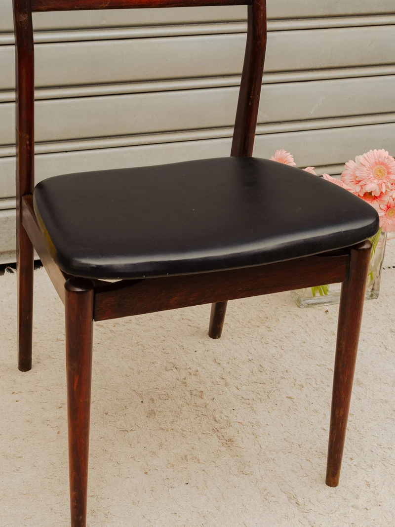 Alma, la chaise en bois et cuir noir N°1807