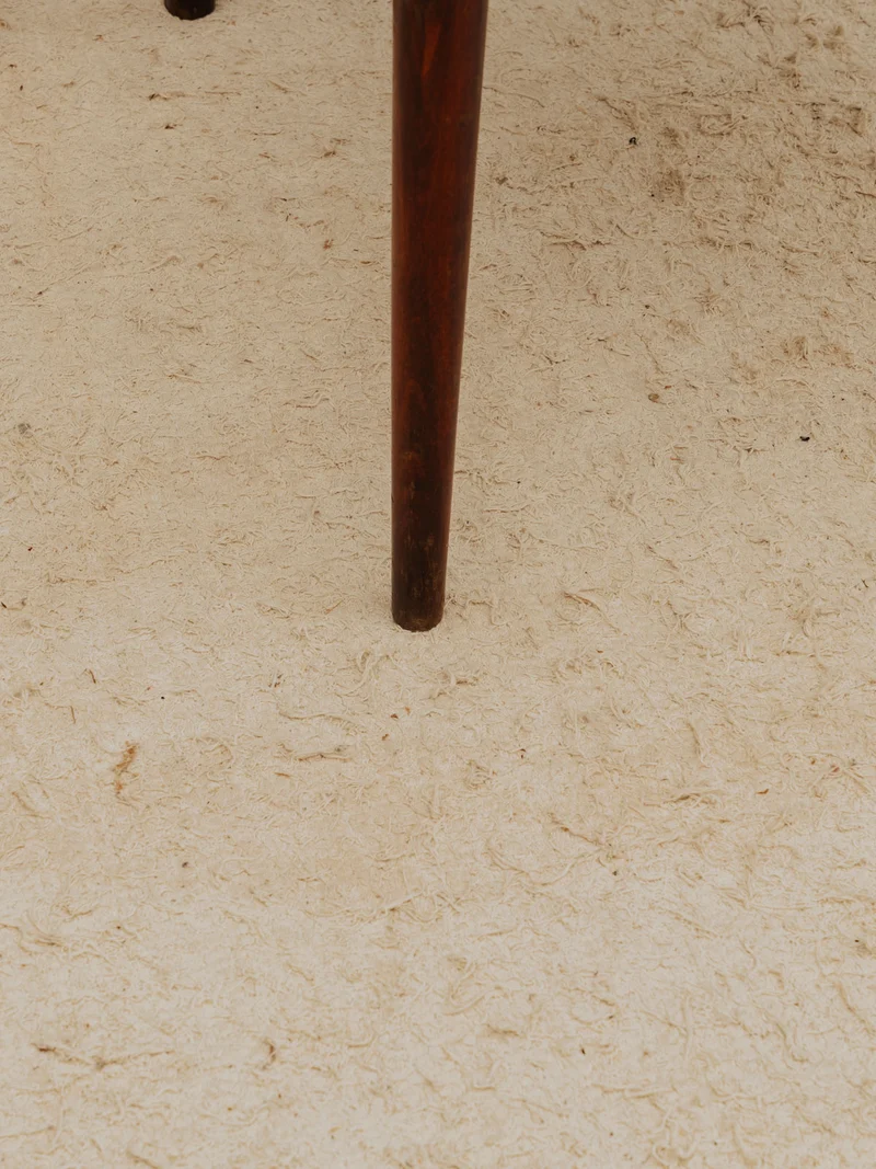 Alma, la chaise en bois et cuir noir N°1807
