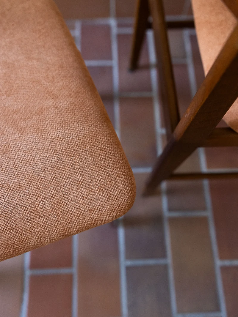 Alma, la paire de chaises au tissu corail N°1794