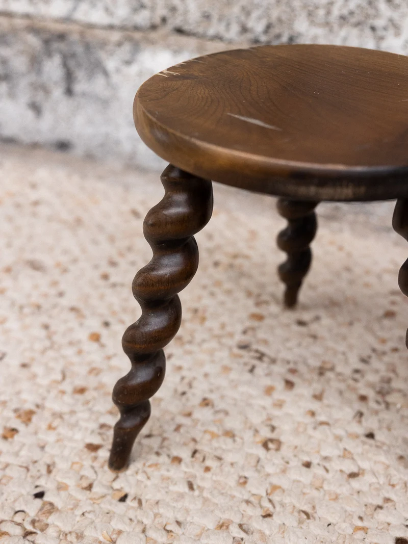 Regis, le tabouret aux pieds torsadés N°1481
