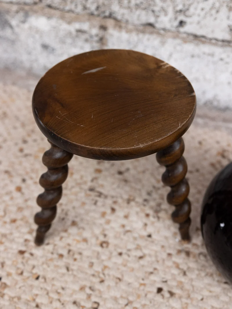 Regis, le tabouret aux pieds torsadés N°1481