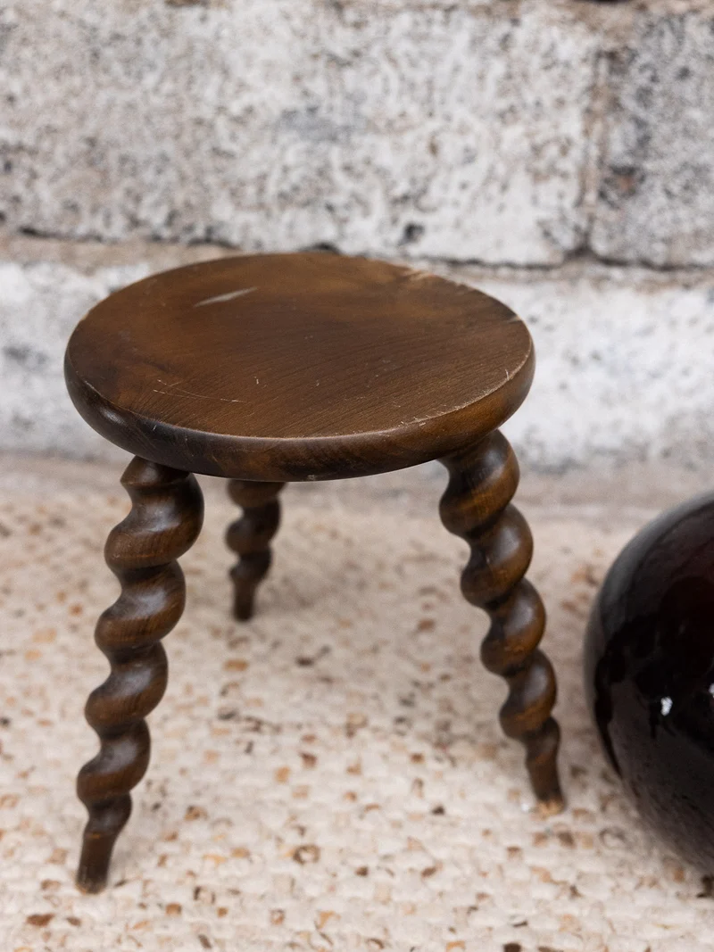 Regis, le tabouret aux pieds torsadés N°1481