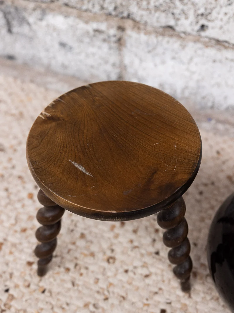 Regis, le tabouret aux pieds torsadés N°1481