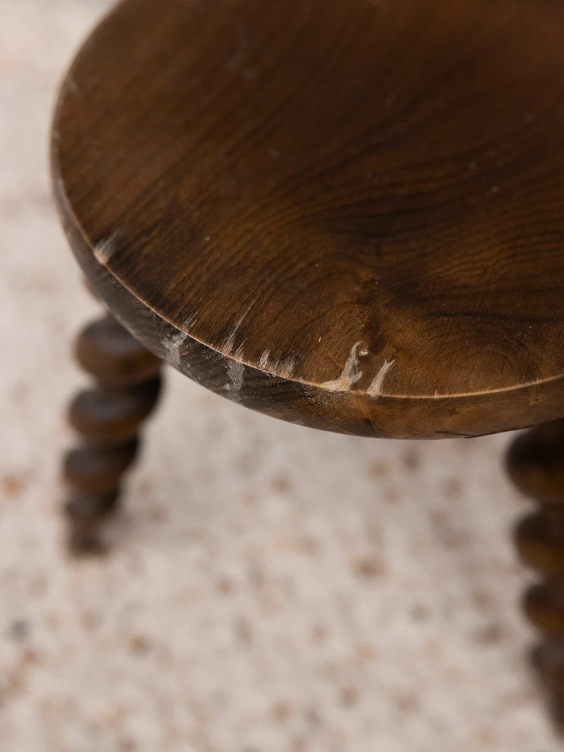 Regis, le tabouret aux pieds torsadés N°1481