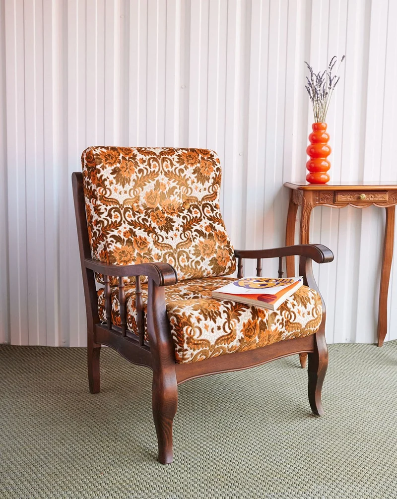 Ernest, le fauteuil vintage en bois à motifs floraux N°1491