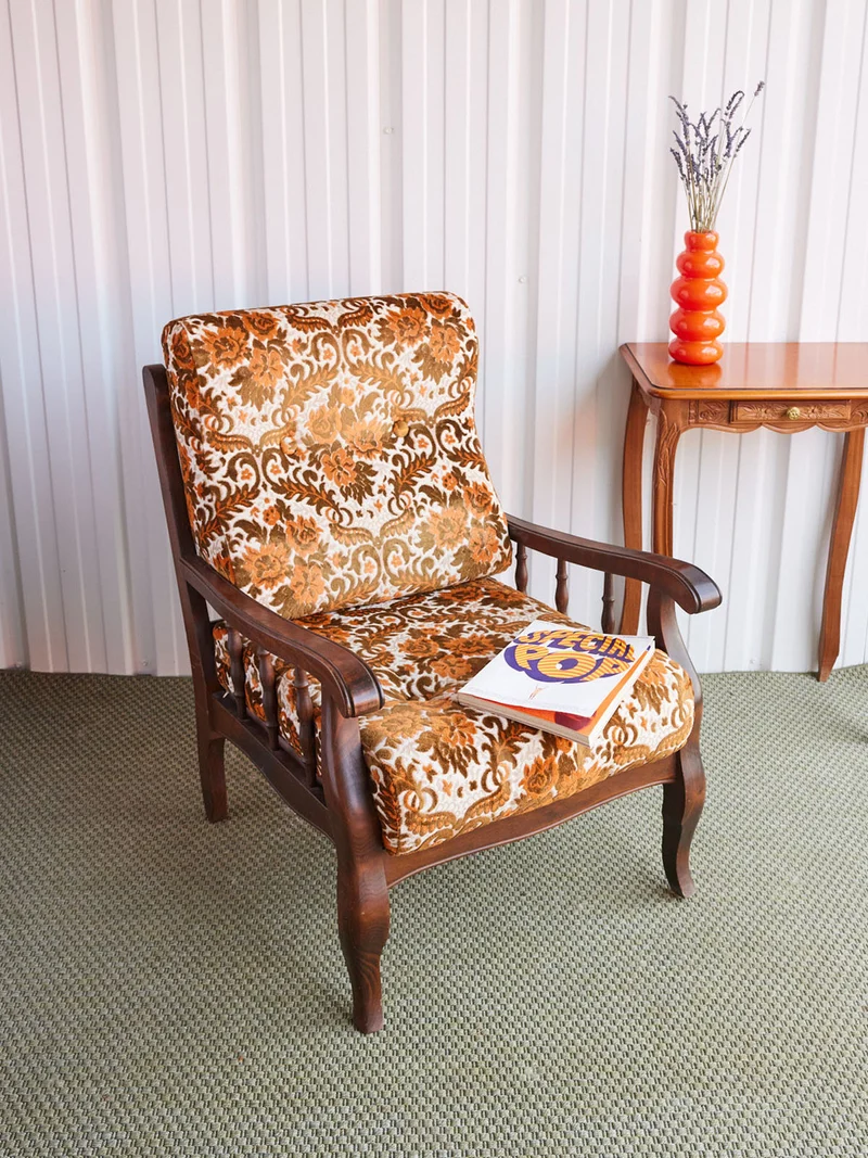 Ernest, le fauteuil vintage en bois à motifs floraux N°1491