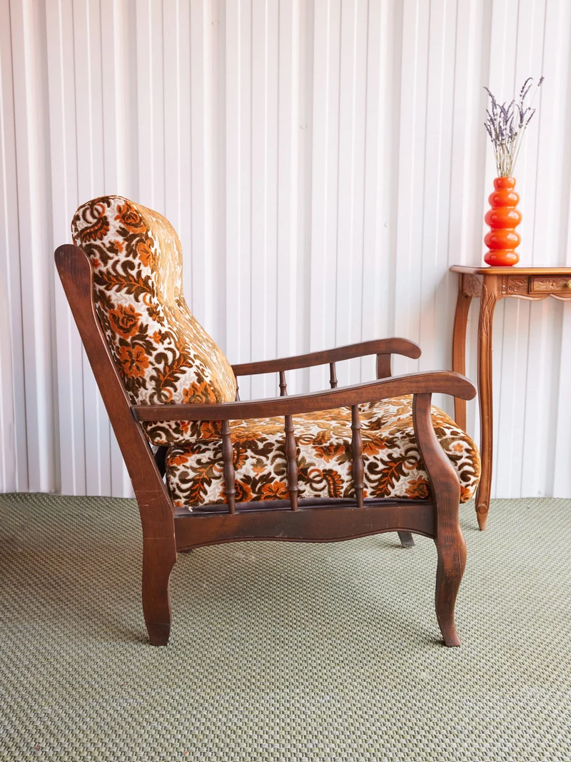 Ernest, le fauteuil vintage en bois à motifs floraux N°1491