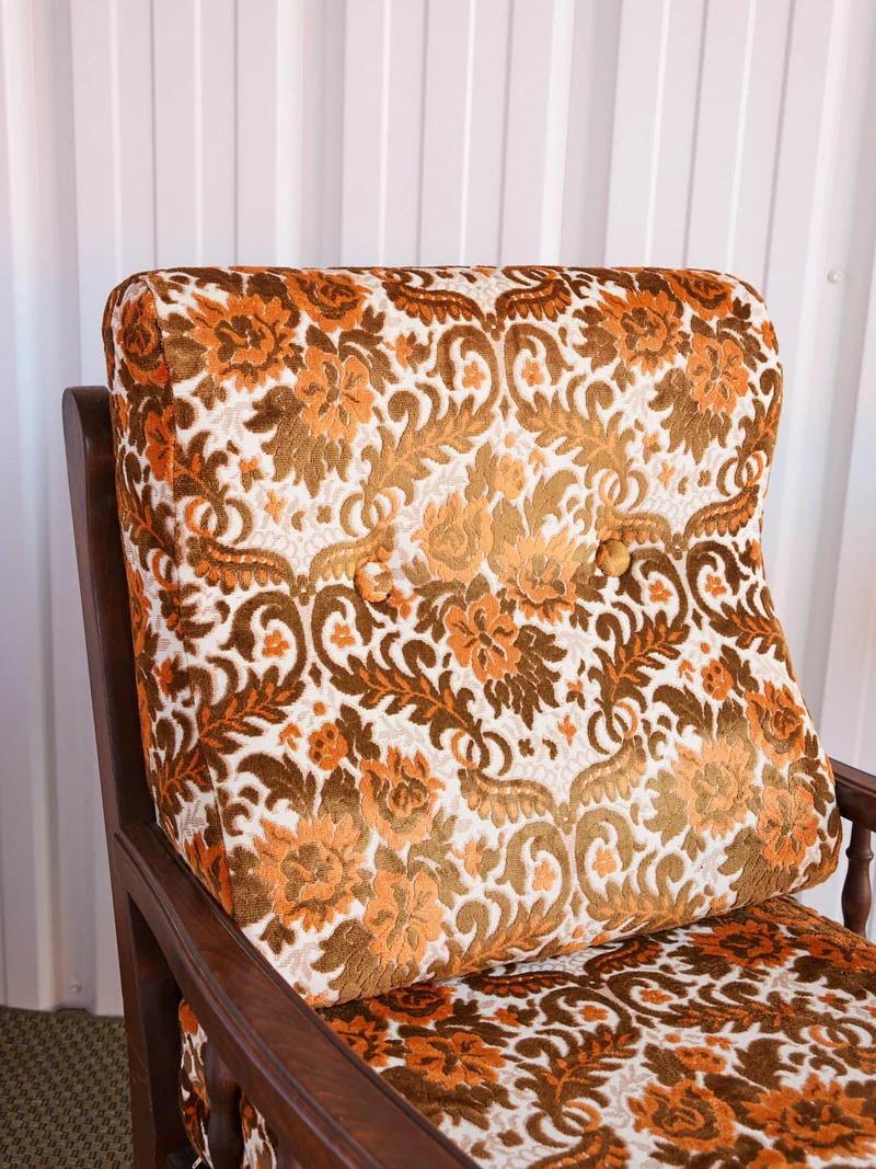 Ernest, le fauteuil vintage en bois à motifs floraux N°1491