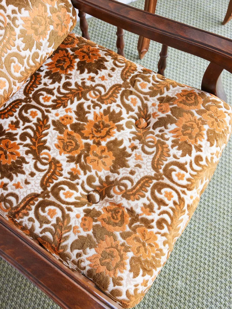 Ernest, le fauteuil vintage en bois à motifs floraux N°1491