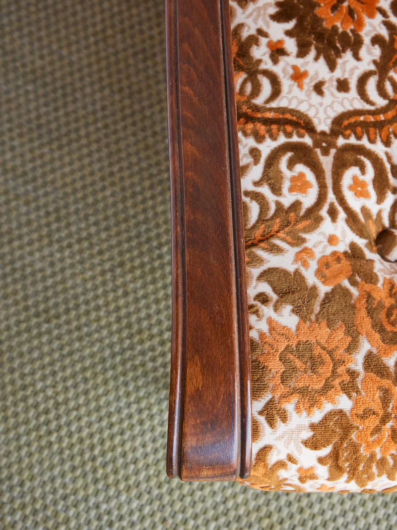 Ernest, le fauteuil vintage en bois à motifs floraux N°1491