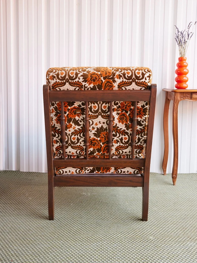 Ernest, le fauteuil vintage en bois à motifs floraux N°1491