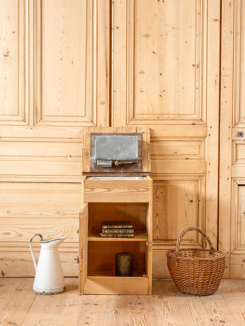 Fernand, l'ancien meuble de train en bois N°408