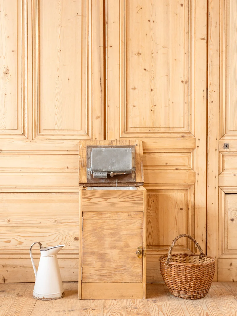 Fernand, l'ancien meuble de train en bois N°408