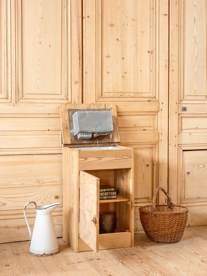 Fernand, l'ancien meuble de train en bois N°408