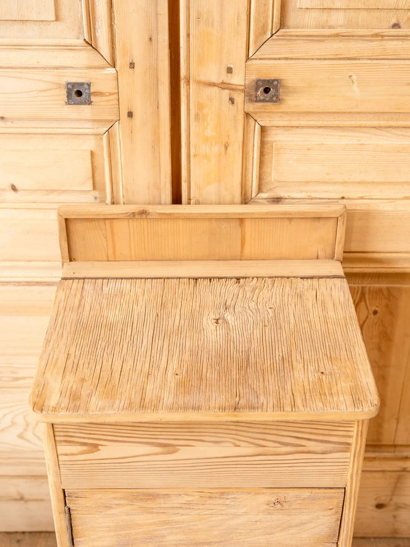 Fernand, l'ancien meuble de train en bois N°408