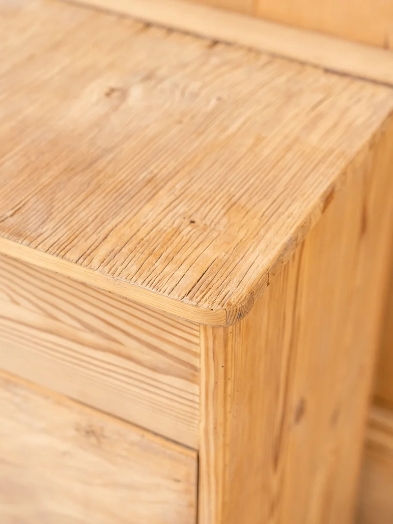 Fernand, l'ancien meuble de train en bois N°408
