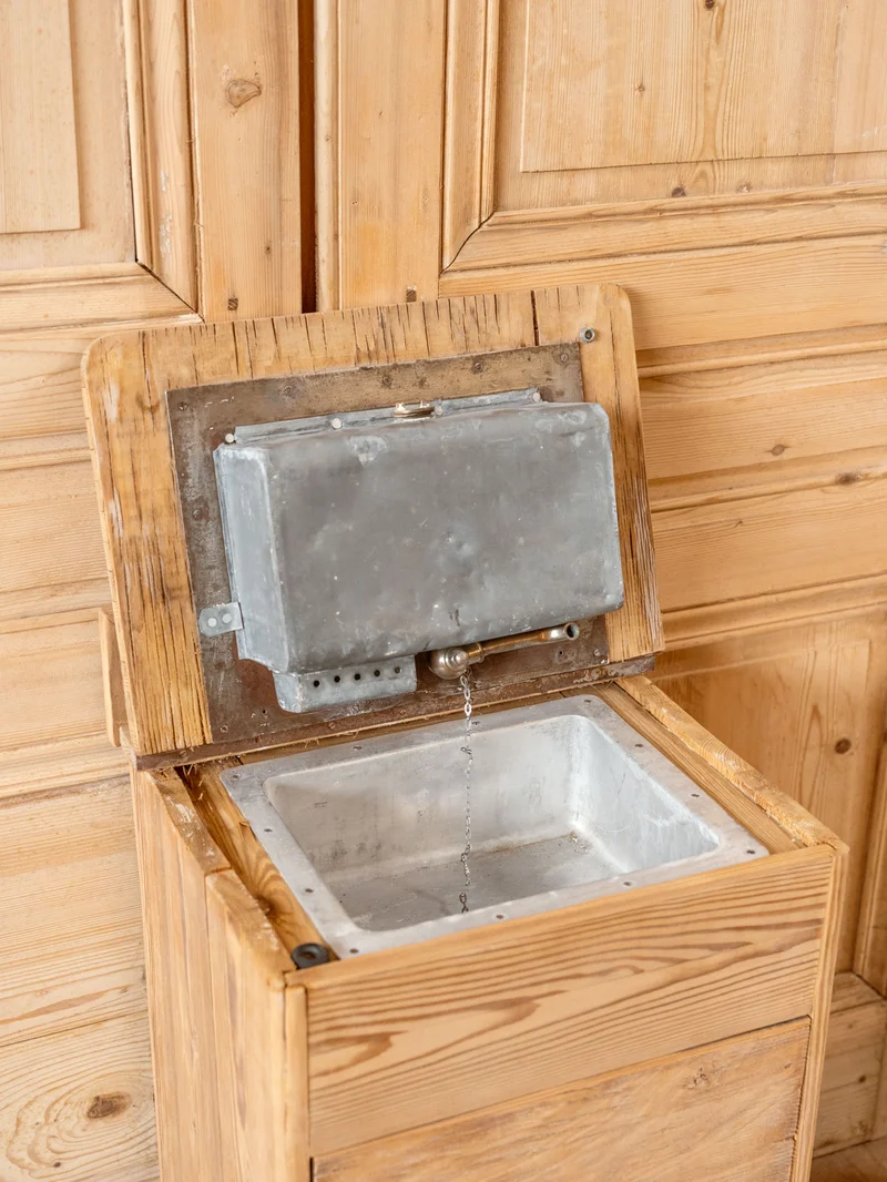 Fernand, l'ancien meuble de train en bois N°408