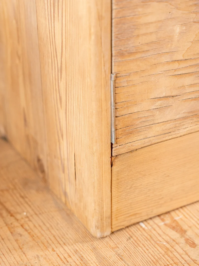 Fernand, l'ancien meuble de train en bois N°408