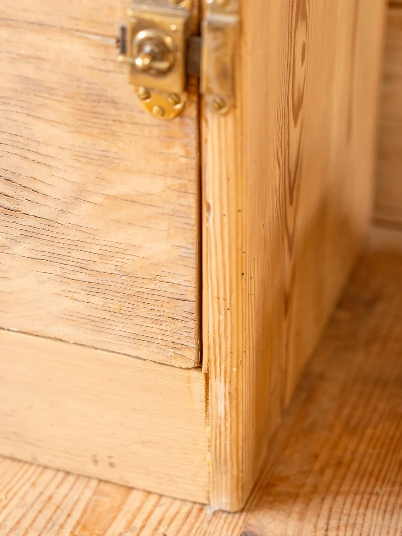 Fernand, l'ancien meuble de train en bois N°408