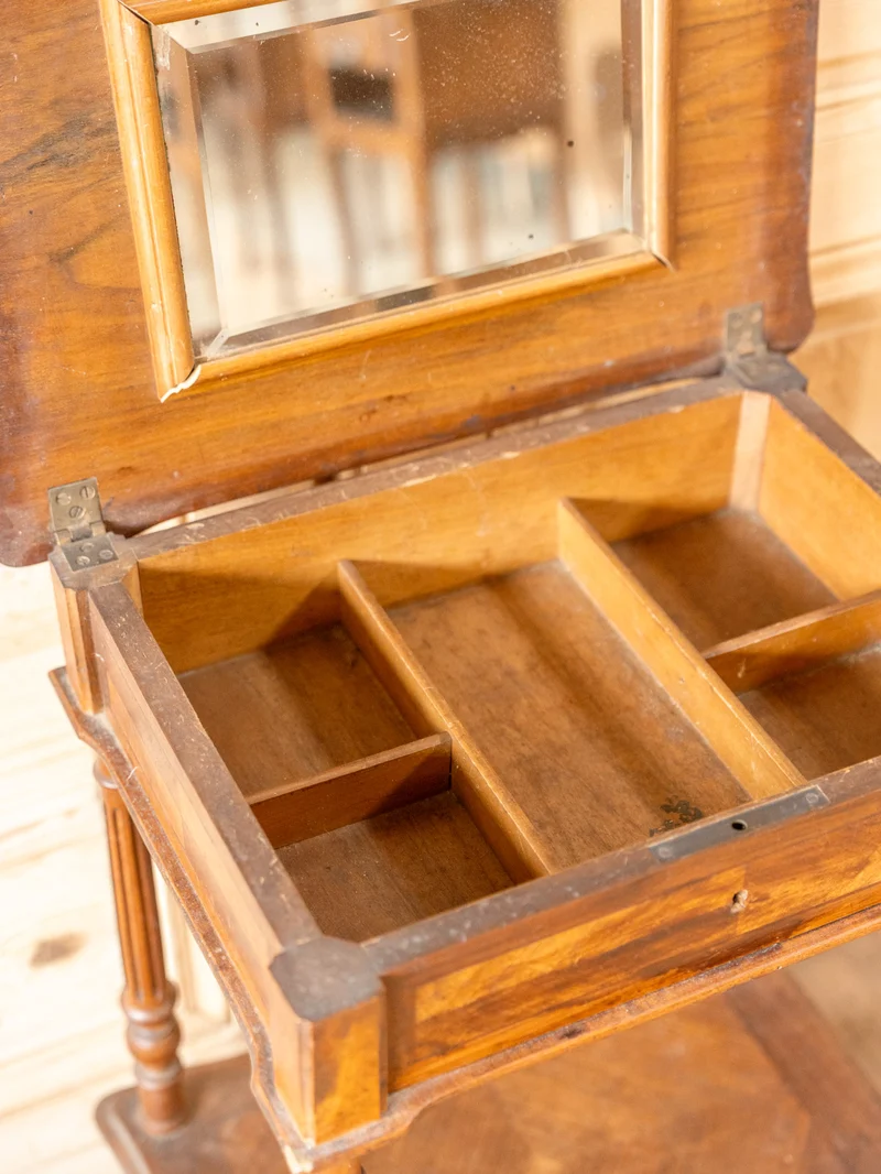 Louise, la coiffeuse en bois N°330