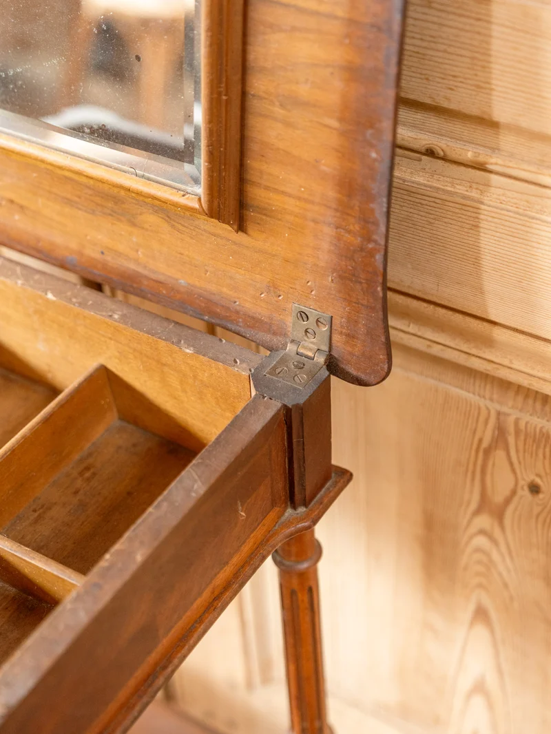 Louise, la coiffeuse en bois N°330