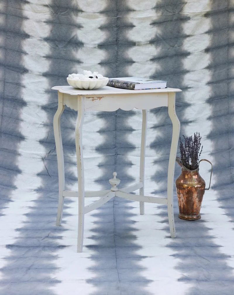 Francine, la table d'appoint en bois blanc N°1432