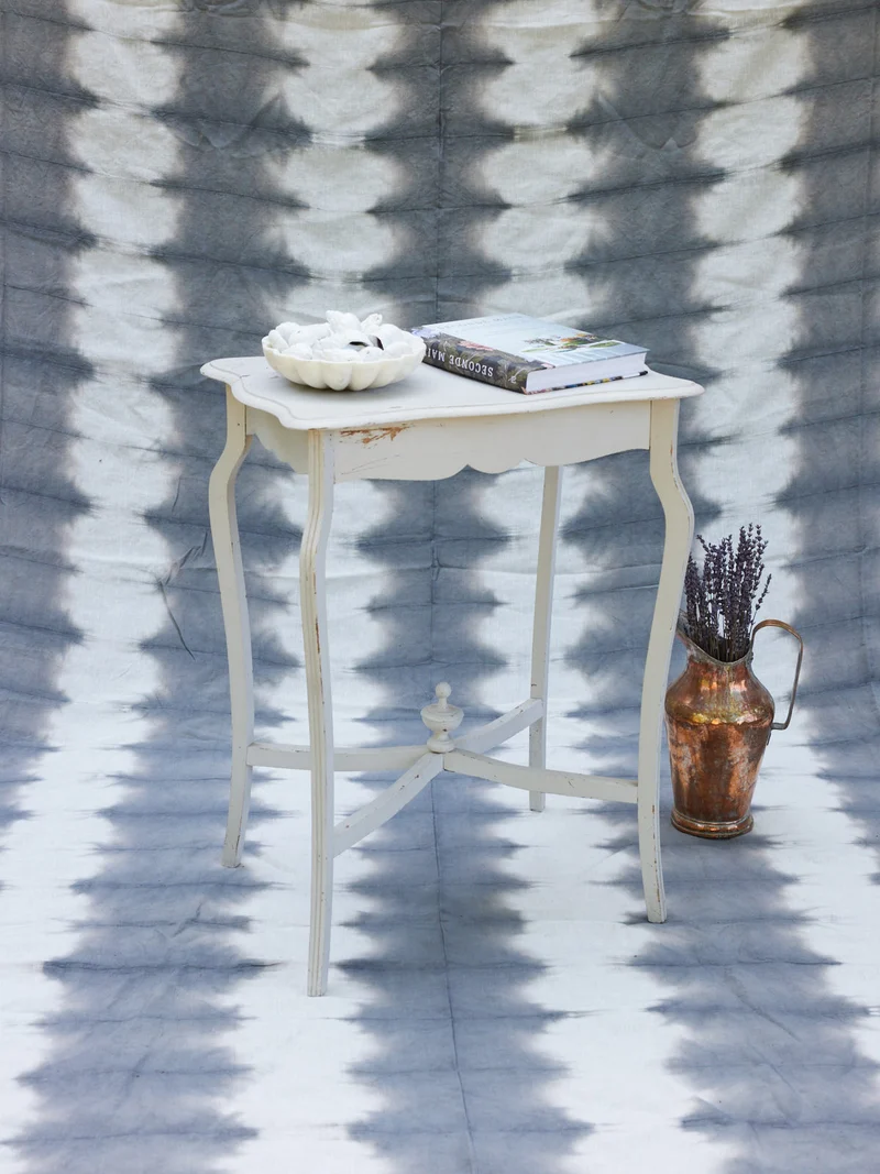 Francine, la table d'appoint en bois blanc N°1432