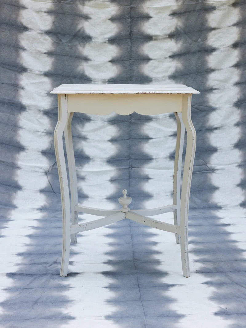 Francine, la table d'appoint en bois blanc N°1432