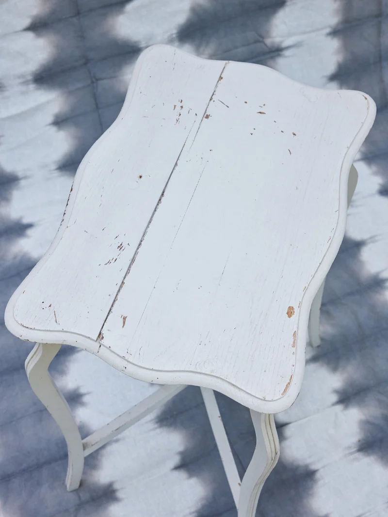 Francine, la table d'appoint en bois blanc N°1432