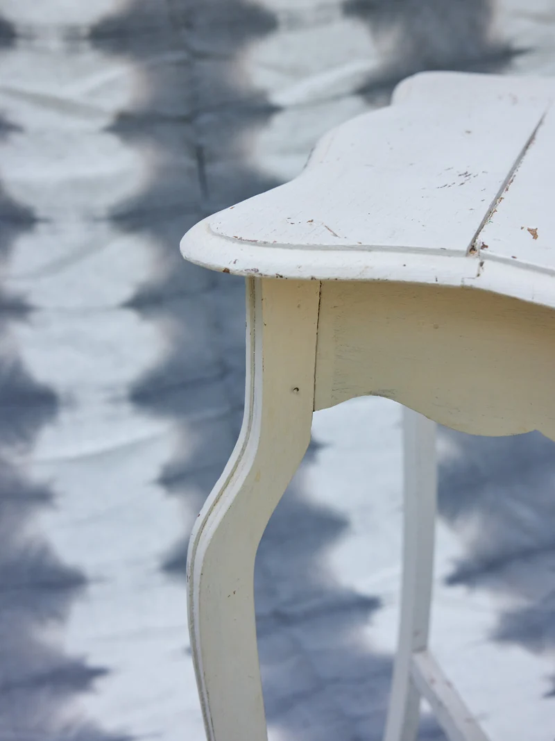 Francine, la table d'appoint en bois blanc N°1432