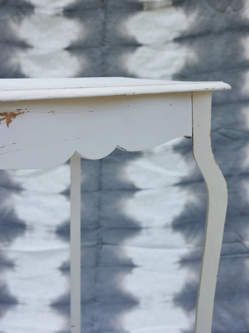 Francine, la table d'appoint en bois blanc N°1432