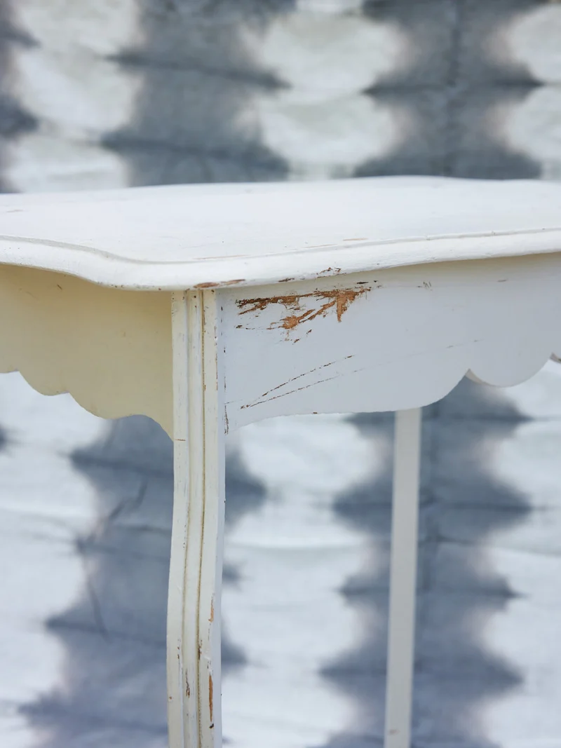 Francine, la table d'appoint en bois blanc N°1432