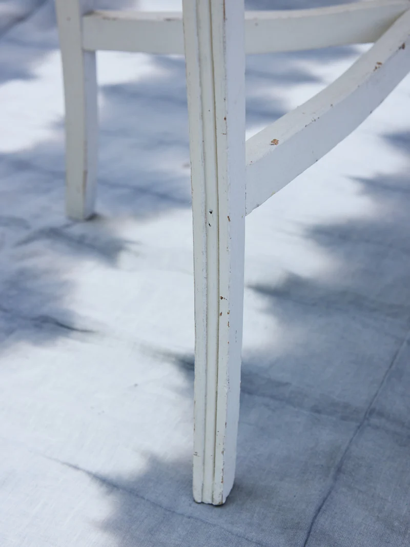 Francine, la table d'appoint en bois blanc N°1432