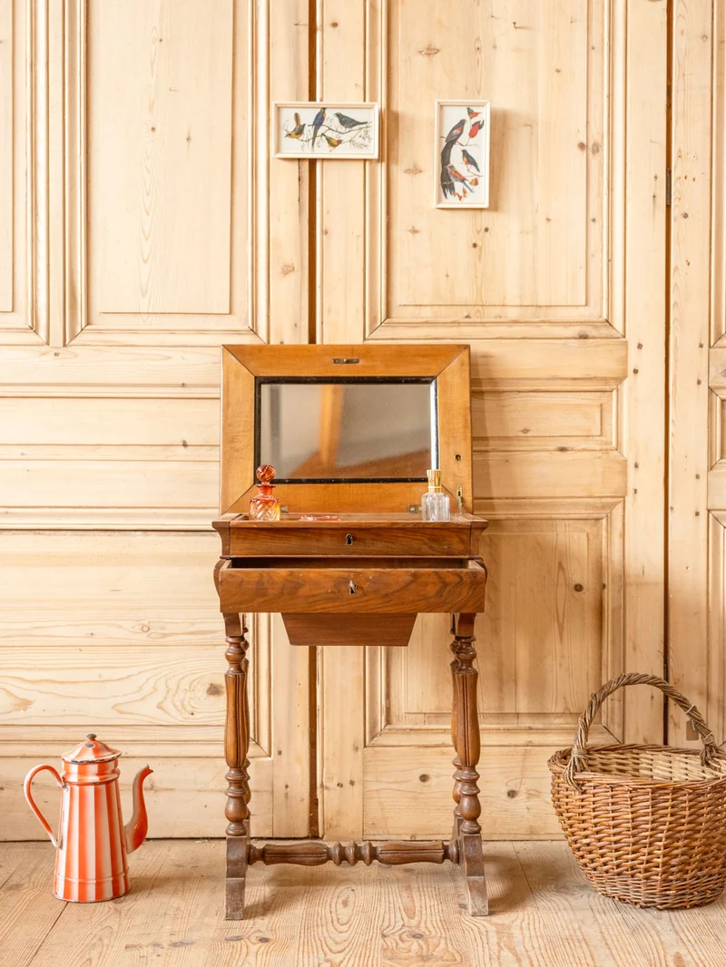 Louise, la coiffeuse en bois N°329