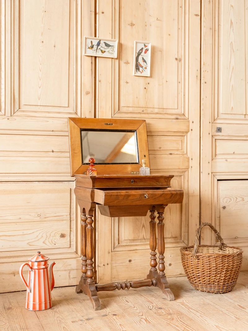 Louise, la coiffeuse en bois N°329