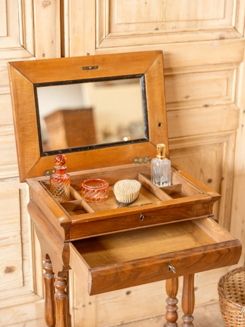 Louise, la coiffeuse en bois N°329