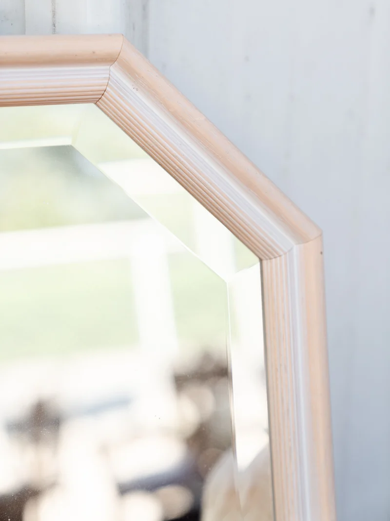Georges, le miroir octogonal en bois beige nude N°1360