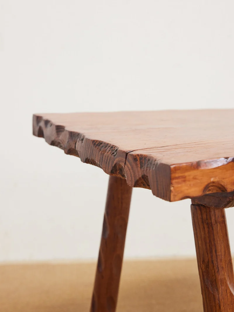 Léonie, la table basse brutaliste en bois massif N°1107