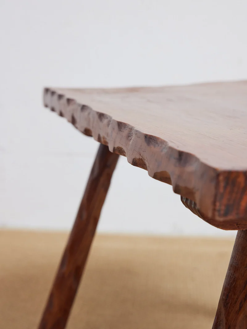 Léonie, la table basse brutaliste en bois massif N°1107